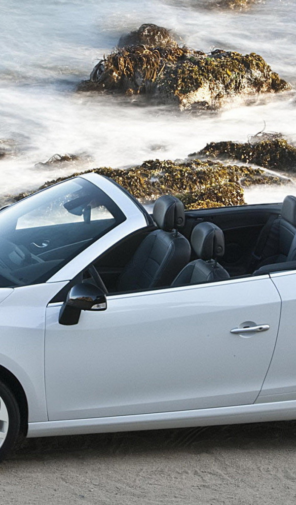 Рено Меган Купе Кабриолет двигаясь параллельно волнам