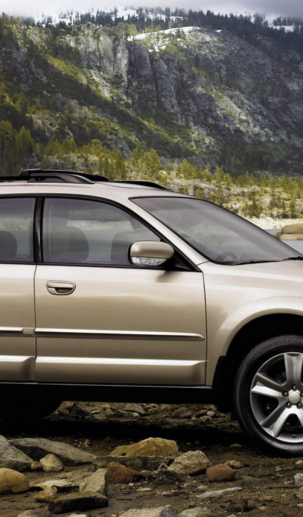 Subaru Outback около реки