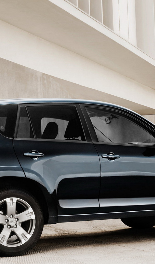 Тойота Рав 4 около здания