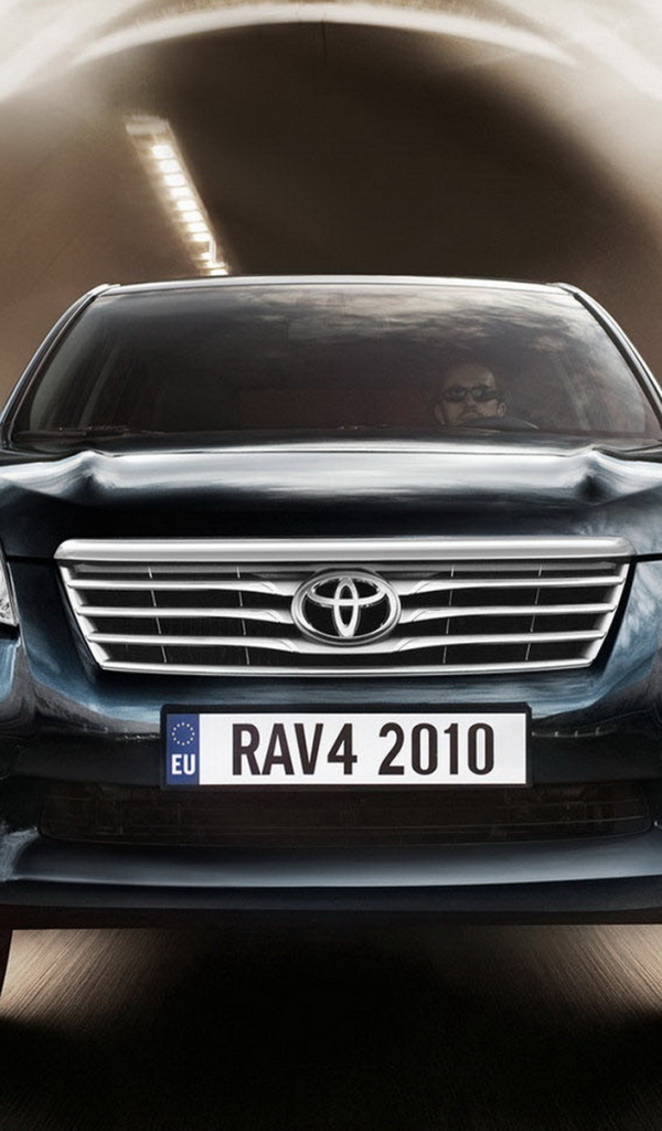 Тойота РАВ 4 выезжая из туннеля