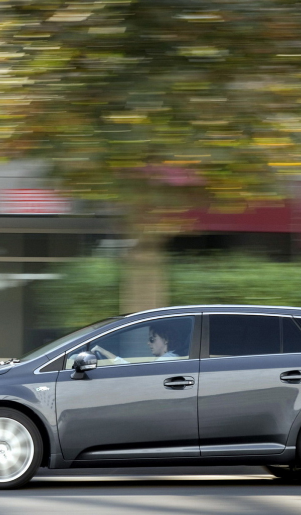 Тойота Авенсис двигаясь по улице