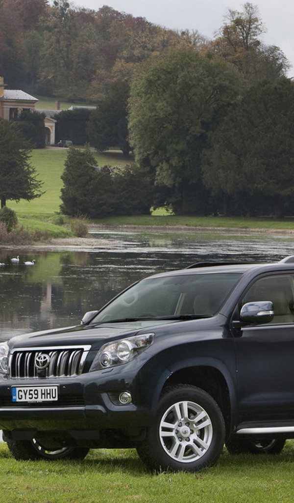 Тойота Ленд Крузер в саду