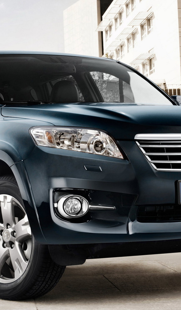 Toyota RAV4 около дома