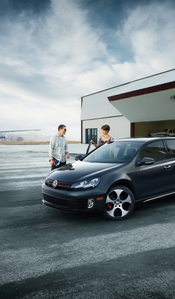 Волксваген Гольф на аэродроме