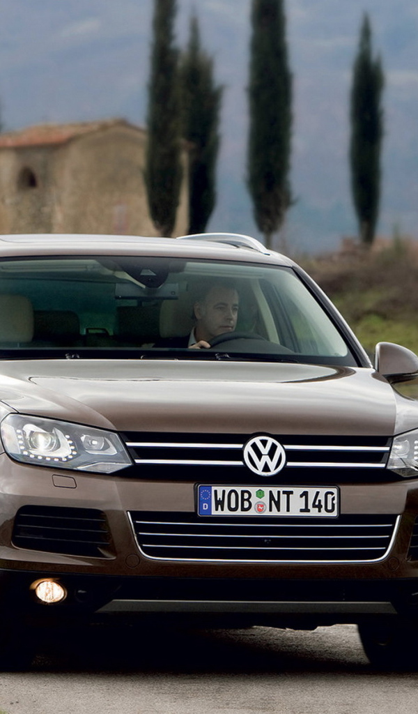 Volkswagen Touareg в пригороде