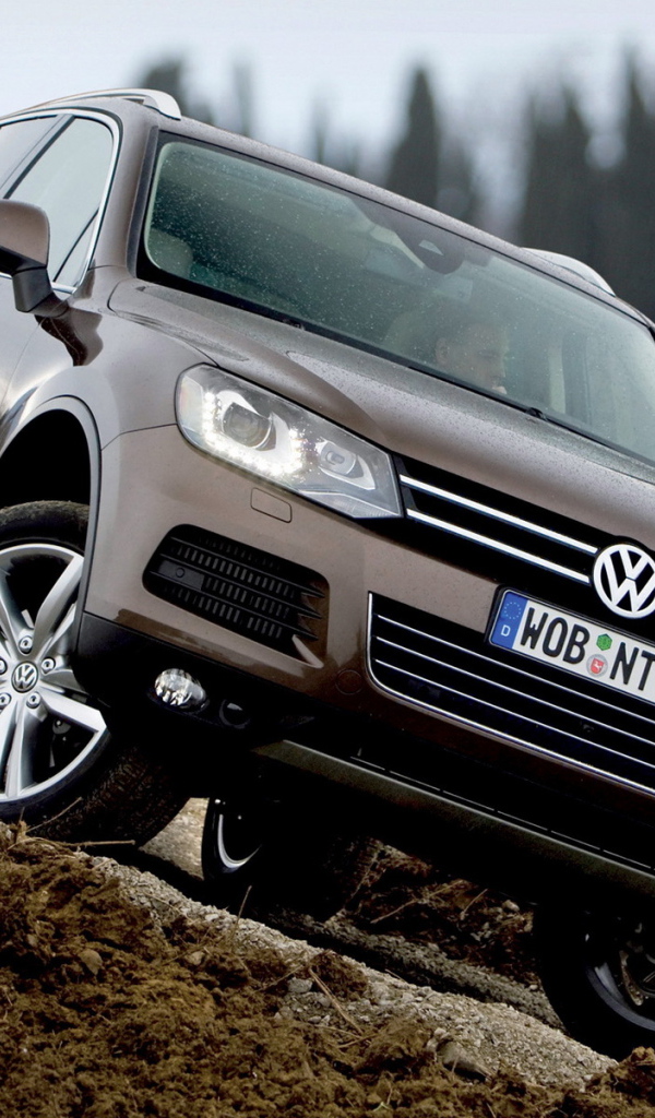 Волксваген Таурег штурмуя бездорожье