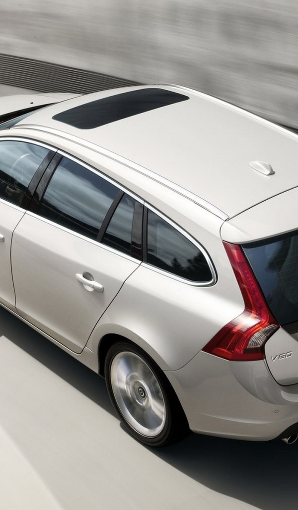 Вольво В60 - автомобиль в движении