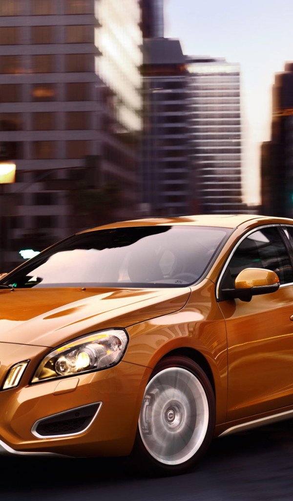 Volvo S60 среди улиц города