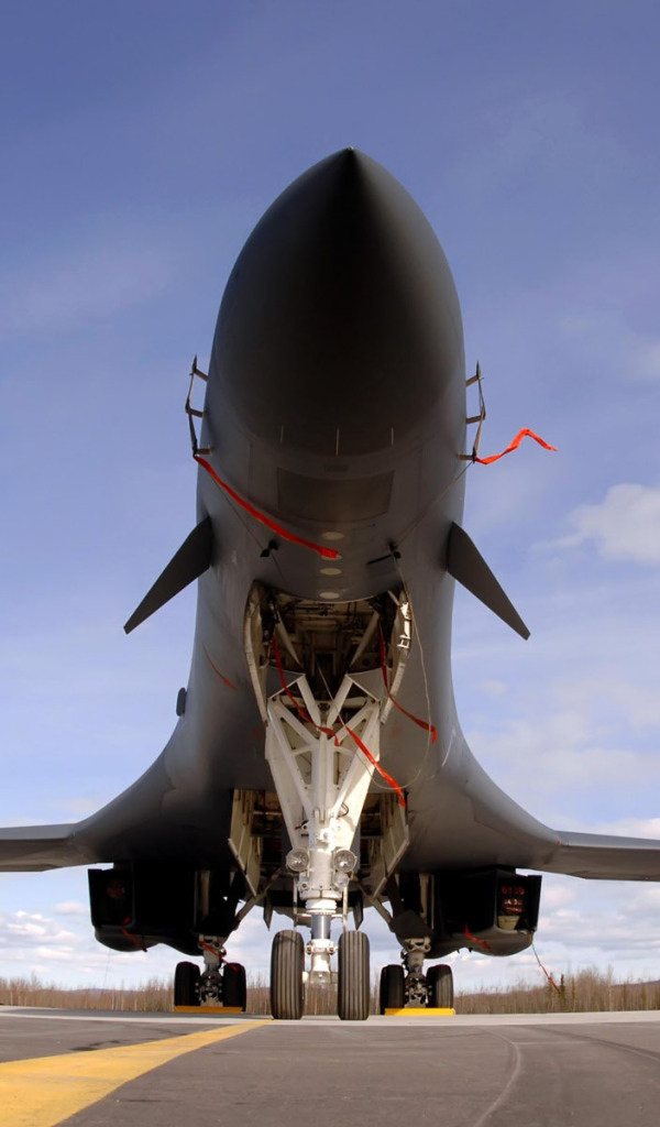 Истребитель на взлетной полосе