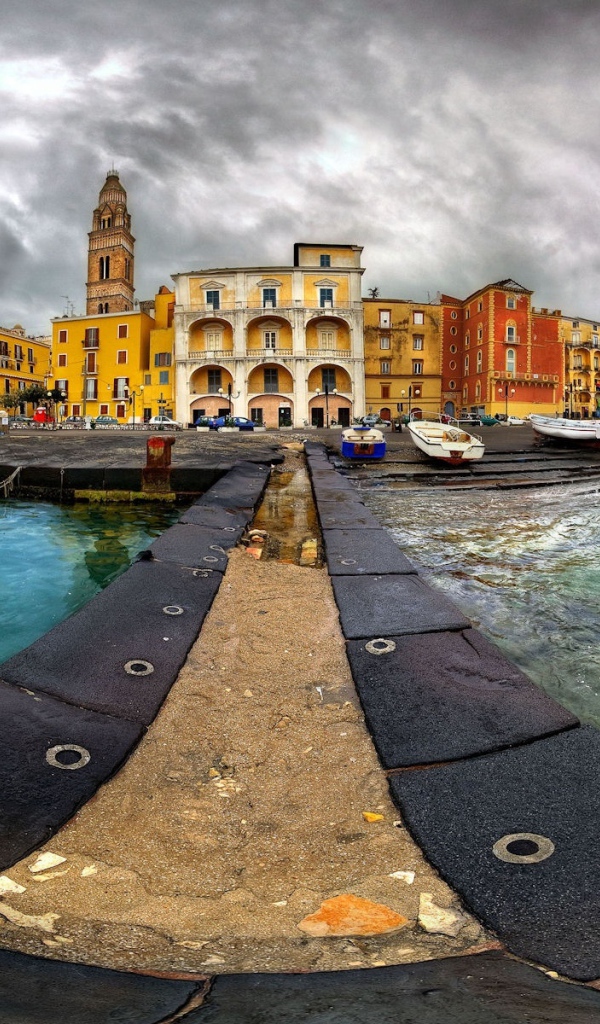 На пристани в городе