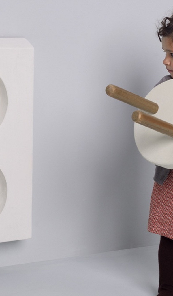 Девочка и розетка