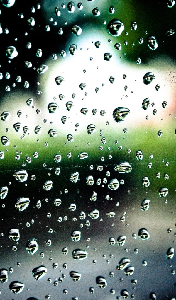 Дождевые капли на стекле