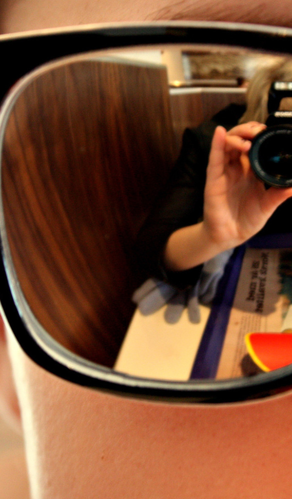 Отражение человека в очках