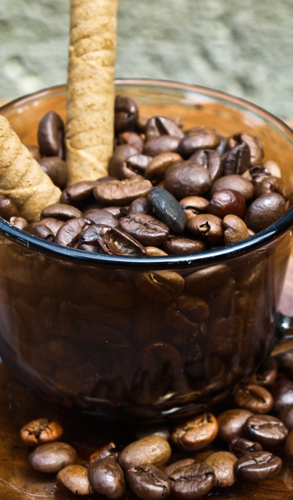 Чашка с зернами кофе