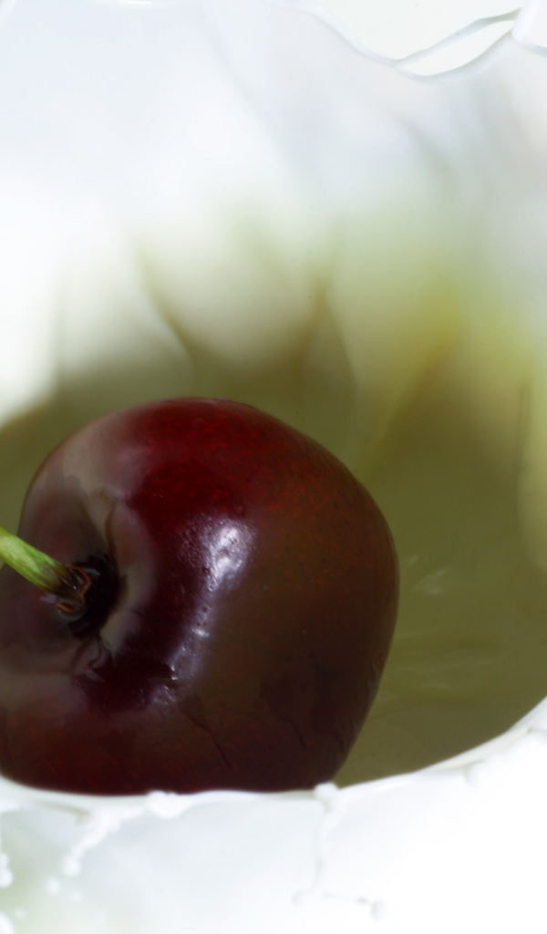 Вишня и молоко