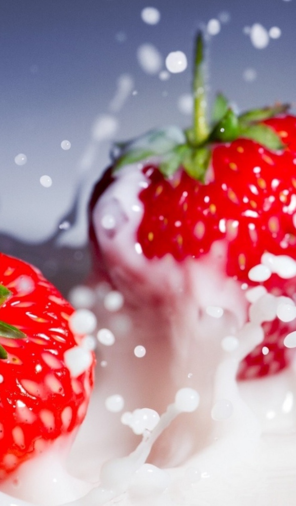 Клубника с молоком
