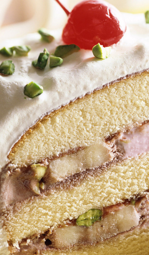 Кусочек торта с вишенкой