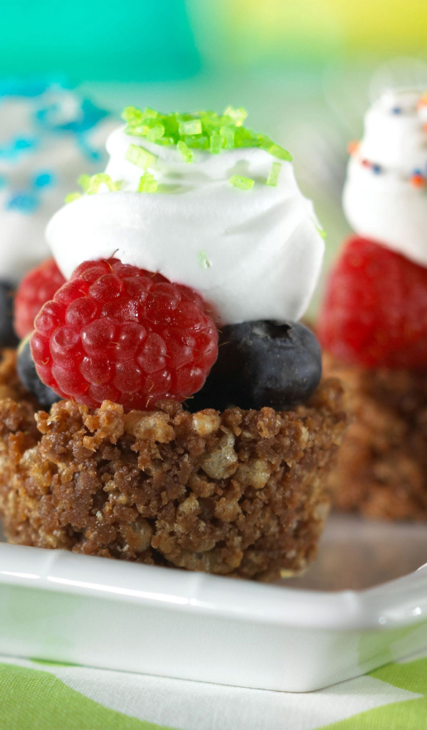 Сладкие фруктовые пирожные