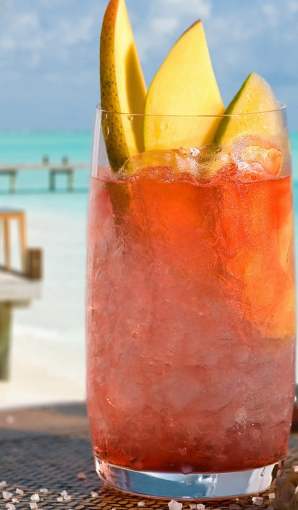 Коктейл с кусочками фруктов