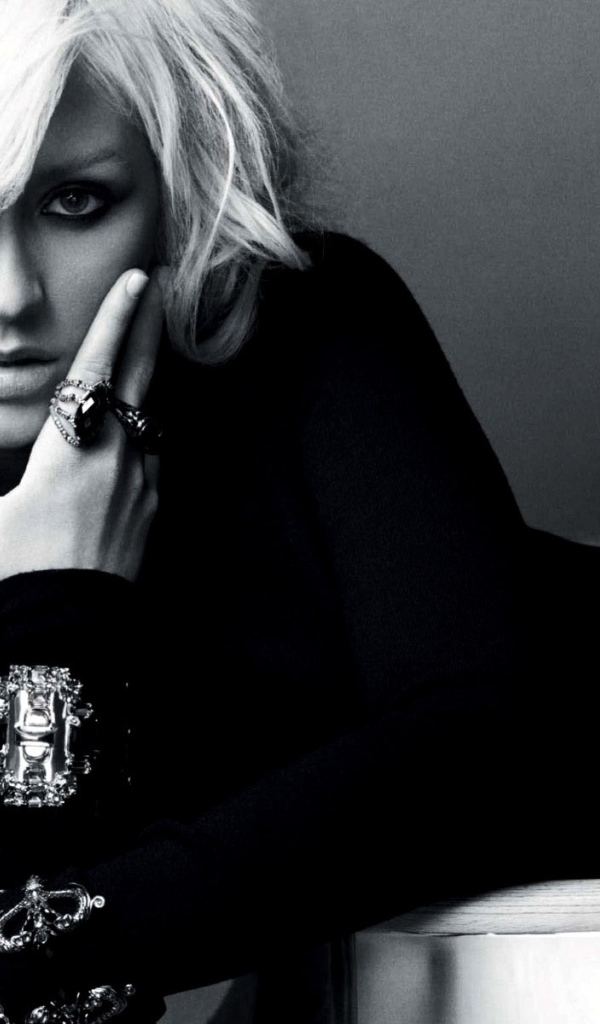 Кристина Агилера в черном