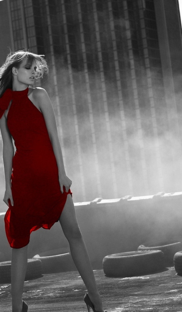 Девушка в красном платье