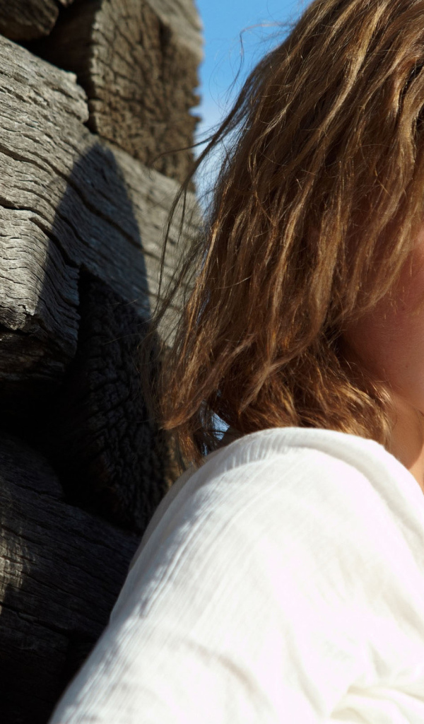 Девушка около сруба