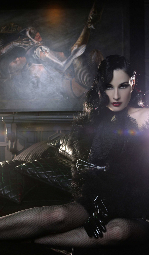 Черноволосая леди