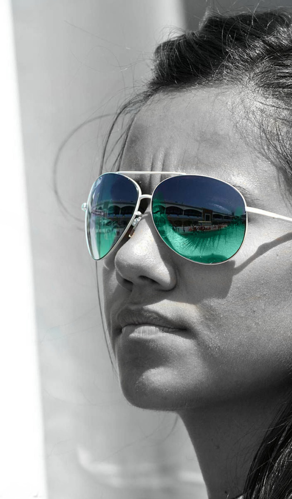 В зеленых очках