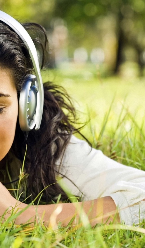 В наушниках на травке