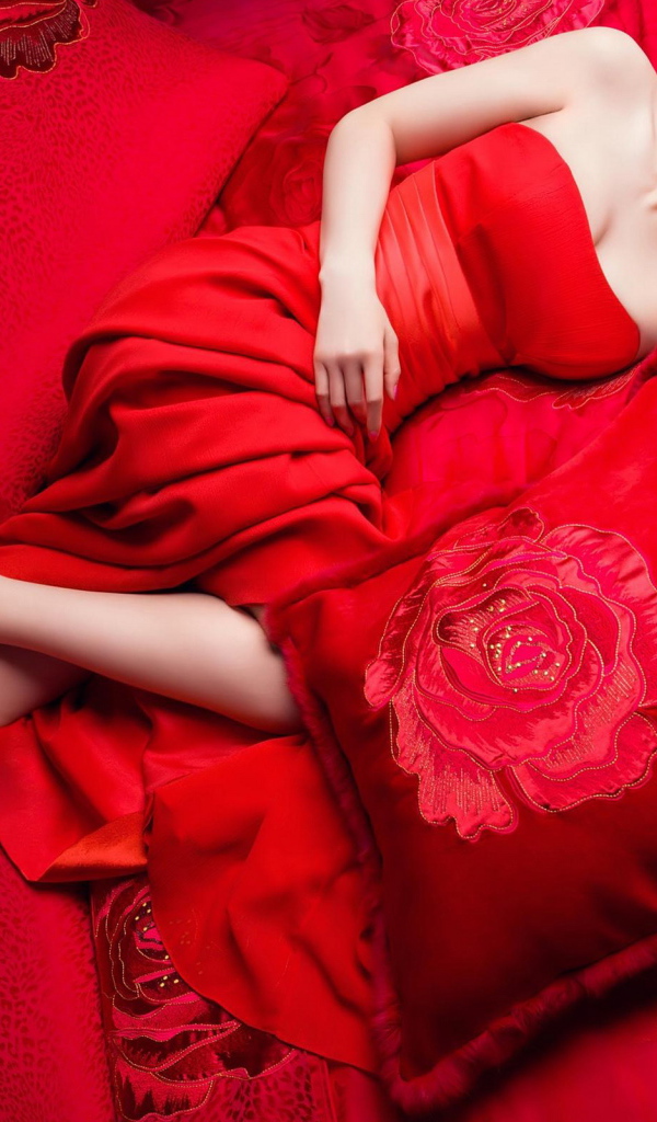 На красной кровати