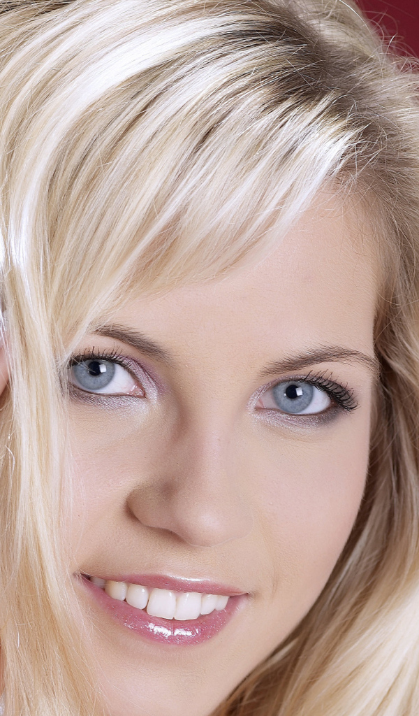 Сияющая блондинка