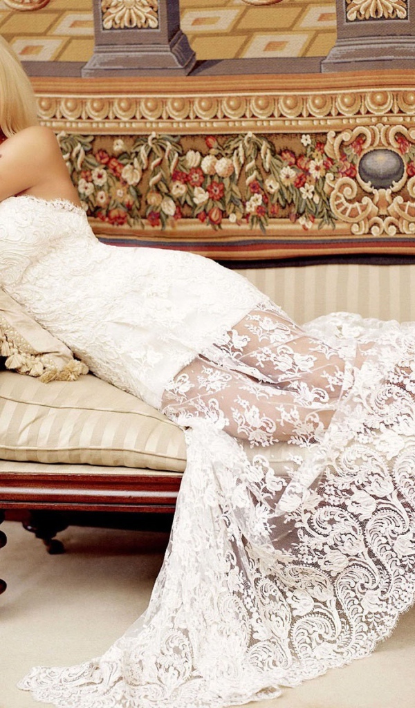 Блондинка в платье