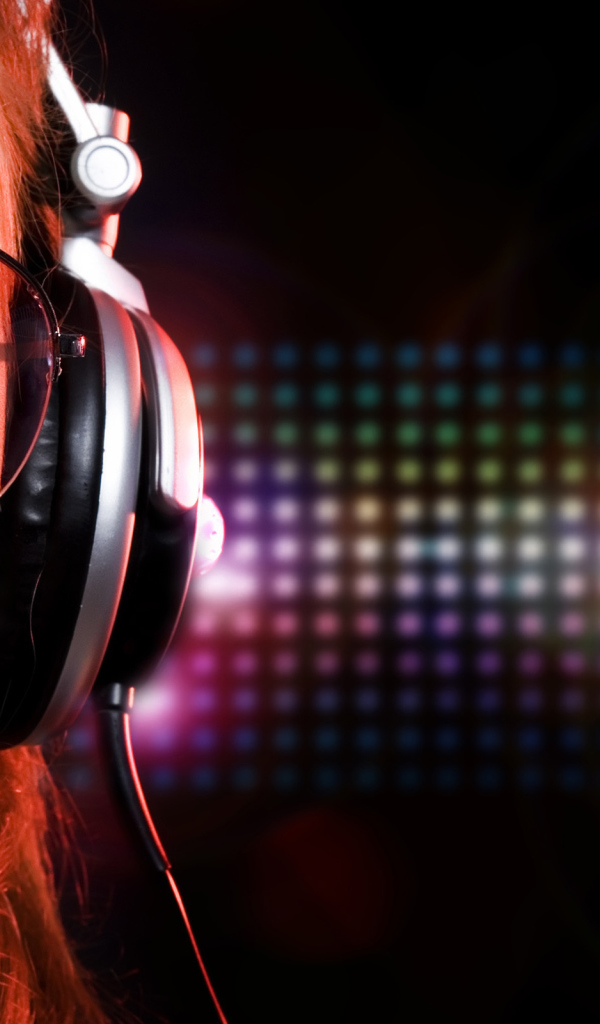 Девушка в наушниках