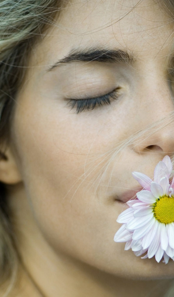 Девушка с цветком во рту