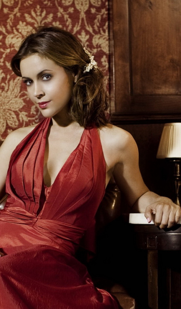 Алисса Милано на диване