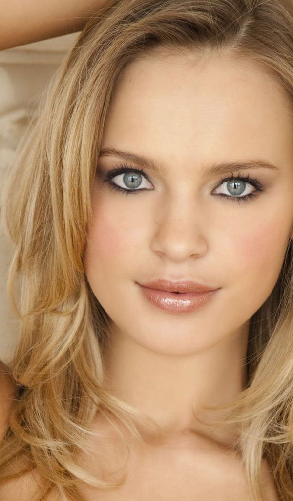 Белокурая Элисандра Томашески