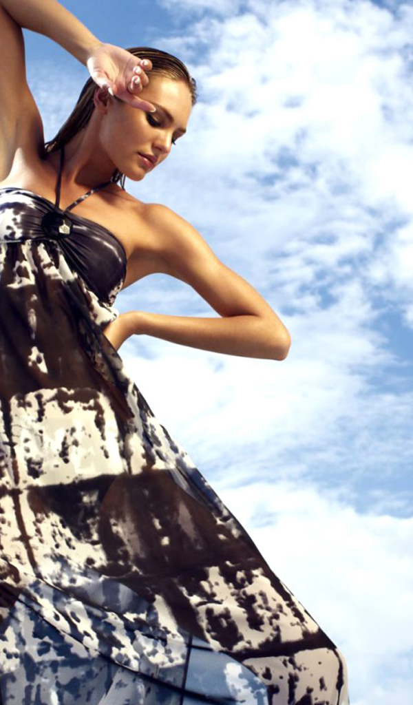 Кэндис Свейнпол на фоне неба