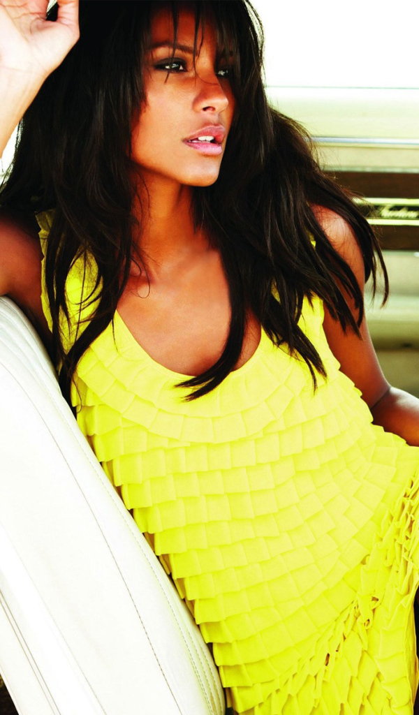 Эмануэла де Паула в машине