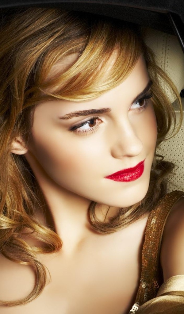 Эмма Ватсон в машине