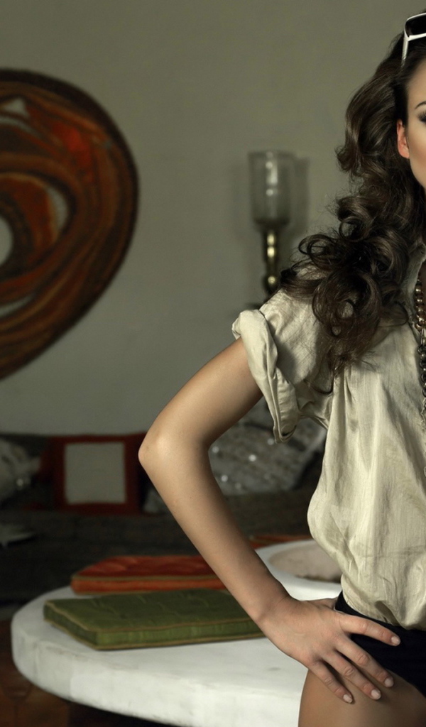 Джессика Альба в комнате