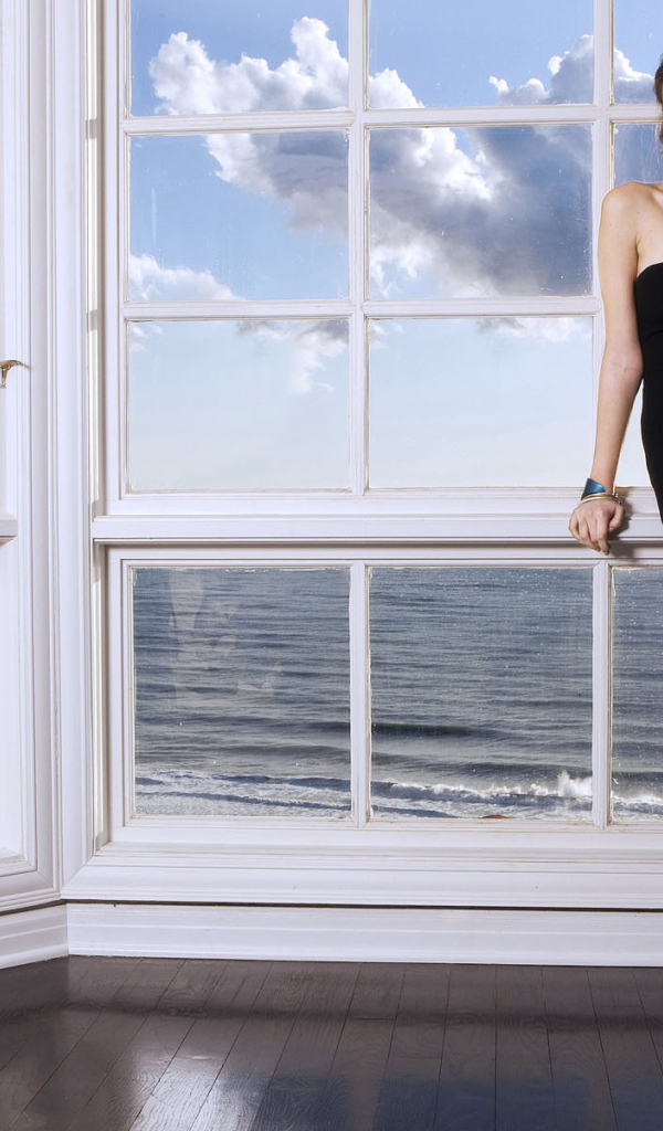 Уилла Холланд на фоне моря