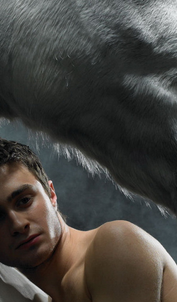 Даниэль Редклифф прижавшись к лошади