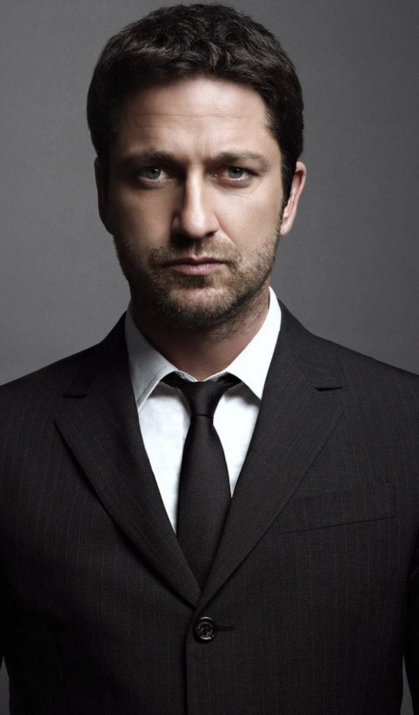 Джерард Батлер в костюме