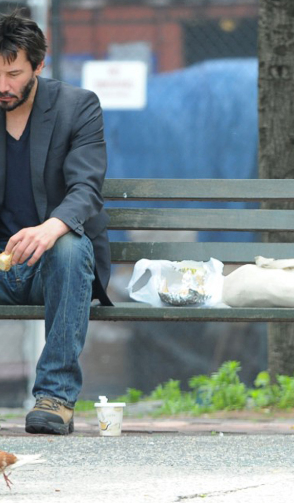 Небритый Киану Ривз