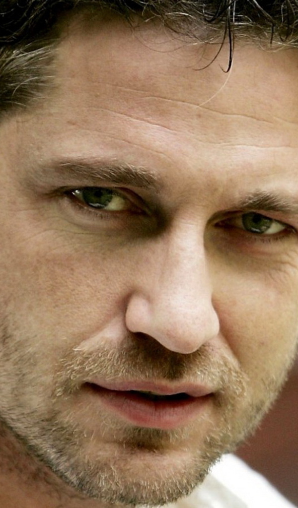 Не бритый Джерард Батлер