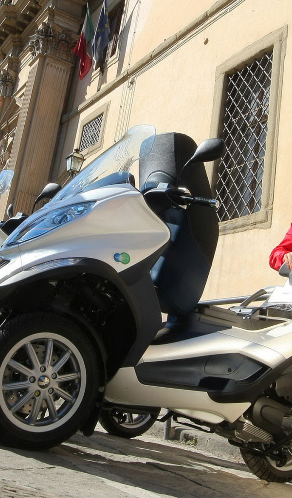Пиаджио Гибрид на паркинге