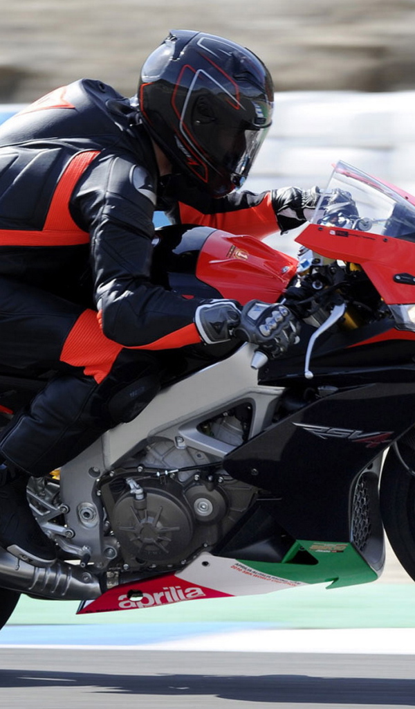 Априлия RSV4 R на соревновании