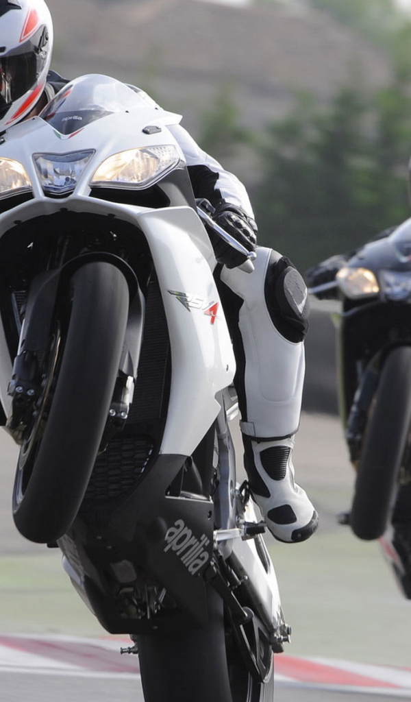 Априлиа RSV4 R на задних колесах