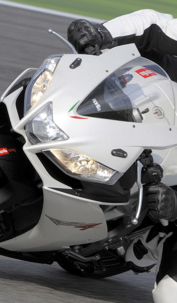 Aprilia RSV4 R на повороте