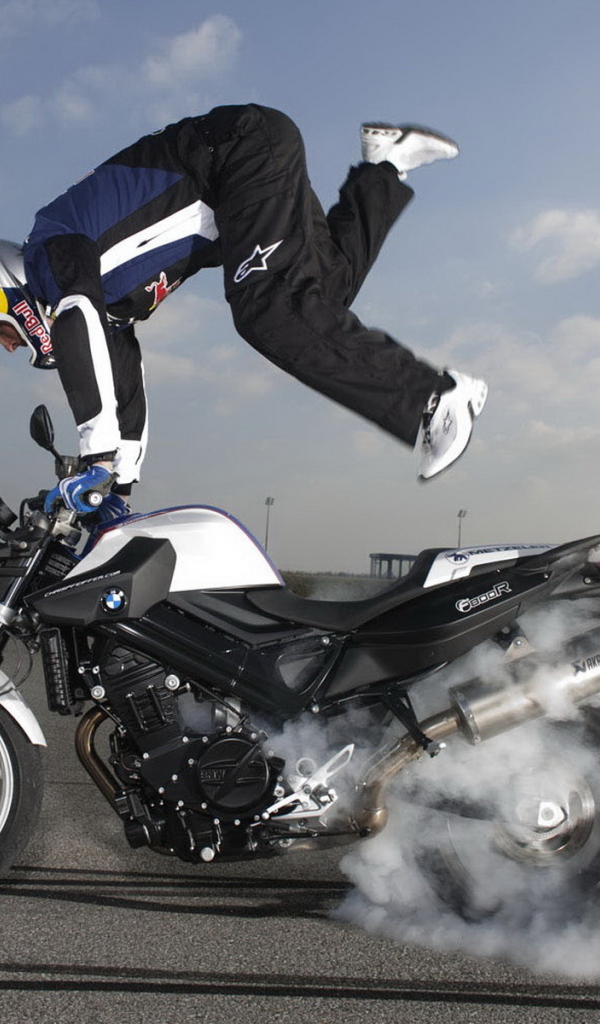 БМВ Ф 800 выписывая трюки